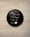 Button calls me mom - śr. 58 mm, czarny