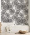 Tapeta w szare i czarne, nieregularne okręgi, które przypominają przekrój pnia drzewa, umieszczone na białym tle