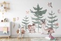 Kompozycja naklejek choinek z zestawem naklejek jelonek i przyjaciele pokazana na ścianie w pokoju dziecięcym.