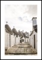 Plakat kamienne trullo w Alberobello z białą ramką