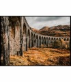 Plakat z fotografią starego wiaduktu kolejowego w Szkocji wykonaną w jesiennym klimacie