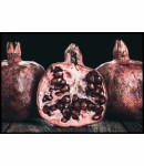 Plakat granat na drewnianym stole