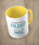 Kubek zmieniam kawę w mleko