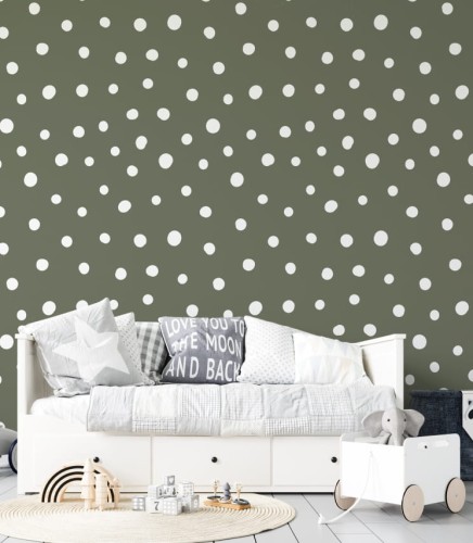 Ciemnozielona tapeta w białe kropki doda uroku i wprowadzi pozytywną energię do każdego pokoju dziecięcego