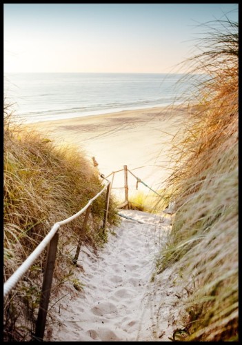 Fotografia zejścia na piaszczystą plażę nad morzem