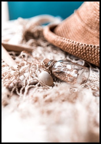 Plakat ze zdjęciem muszelek, sieci, buteleczki z piaskiem i słomkowego kapelusza, który przywodzi na myśl letnie wakacje