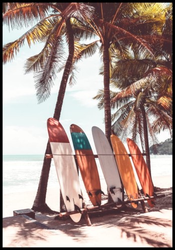 Letnia fotografia desek surfingowych i palm w tle z błękitnym oceanem