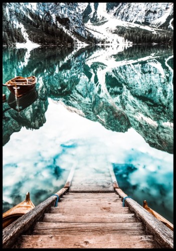 Piękny plakat z widokiem na jezioro i zapierające dech w piersiach góry odbijające się w idealnie gładkiej tafli wody