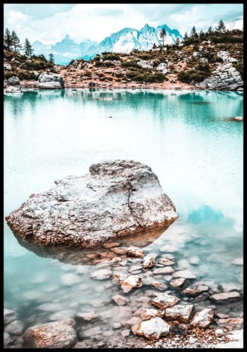 Plakat z ujęciem ładnego widoku na błękitną wodę i surową, zimową naturę