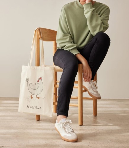 Zabawna torba na zakupy z uroczą kurą - konkubiną, która będzie sympatycznym prezentem z przymrużeniem oka dla każdej pani z poczuciem humoru, która żyje w nieformalnym związku