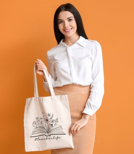 Torebka na zakupy, która stanie się ulubionym gadżetem nauczyciela. Pomieści nie tylko podręczne przybory, ale także notes czy pomoce dydaktyczne