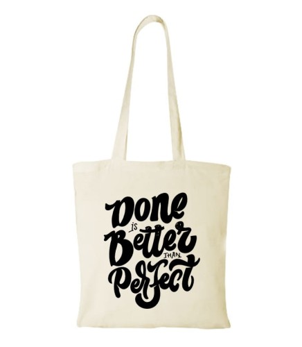 Torebka codziennego użytku z napisem, który może stać się przesłaniem na każdy dzień. Długie rączki torebki pozwalają nosić ją na ramieniu. Pojemne wnętrze zmieści nie tylko zakupy, ale także przydatne akcesoria