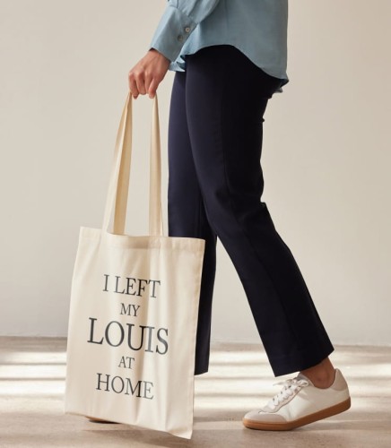 Jeśli bywa, że Twoja torebka Louis Vuitton zostaje czasami w domu i nie możesz się nią pochwalić, polecamy naszą torebkę bawełnianą z napisem "I left my Louis at home"