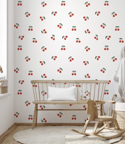 Biała tapeta w mocno czerwone wiśnie. Wesoły wzór do pokoju dziecięcego, letniego domku, pokoju w stylu rustykalnym