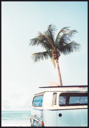 Plakat ścienny - fotografia plaży z palmą i niebieskim busem. Letni wypoczynek w pięknym słońcu.