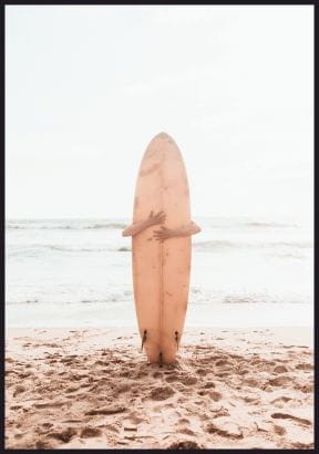 Plakat w pastelowych barwach - wakacyjna plaża, ocean i deska surfingowa.