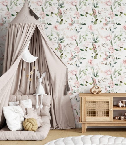 Delikatna tapeta z motywem roślinno-zwierzęcym pięknie łączy jasne tło z różowo-zielonymi elementami. W pokoju z taką tapetą przyjemnie się wypoczywa