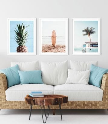 Wizualizacja zestawu plakatów Powiew Lata. Kompozycja składa się z 3 pastelowych zdjęć. Główny motyw to niebieski. Na słoneczny kolaż składa się grafika ananasa, busa z palmą oraz deska surfingowa.