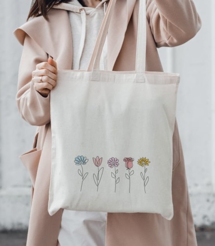 torba bawełniana - Flowers - w wersji z długimi uszami w codziennym użyciu