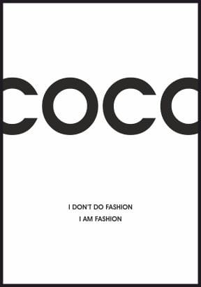 Plakat z sentencją Coco Chanel - Moda to ja. Typograficzna grafika w kolorze czarnym.