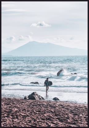 Plakat przedstawiający wzburzone fale oceanu w pochmurny dzień