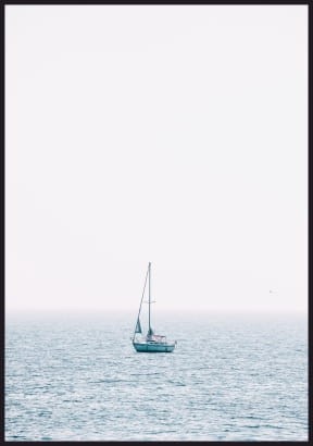 Plakat samotna  żaglówka z małą łódką na oceanie