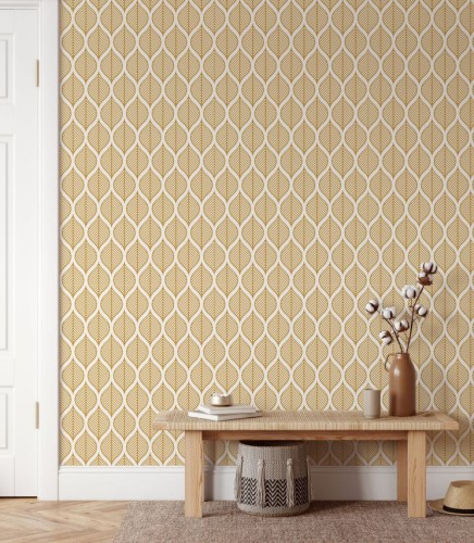 Abstrakcyjna tapeta, o geometrycznych, złotych liściach ułożona na ścianie w przedpokoju.