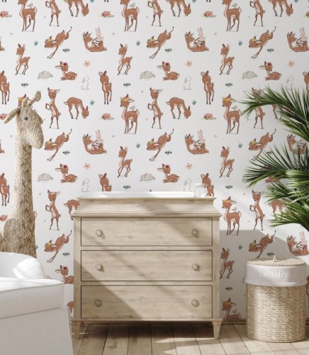 Tapeta jeleń i zając na ścianie w pokoju dziecięcym.