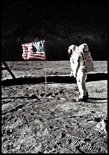 Plakat astronauta na księżycu w odcieniach czarni i bieli
