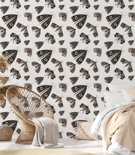 Tapeta wzorzyste ćmy  - jasnoszara tapeta w nocne motyle. Wizualizacja tapety w pomieszczeniu.