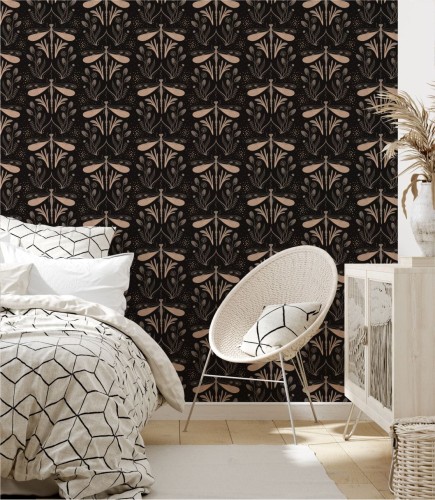 Ciemna tapeta z delikatnymi ważkami ułożonymi w symetryczny wzór. Wizualizacja tapety w ważki na ścianie w pomieszczeniu.