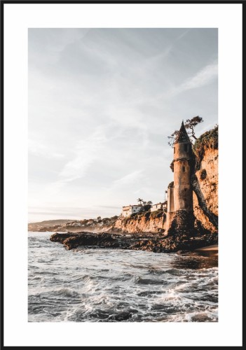 Plakat wieża piracka o zachodzie słońca z białym marginesem dookoła.