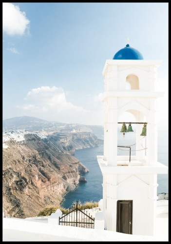 Fotografia charakterystycznej biało-niebieskiej wieży na greckiej wyspie Santorini.
