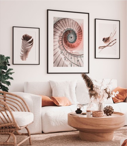 Galeria plakatów w odcieniu sepii nawiązująca do przyrody i pięknej architektury wnętrz.