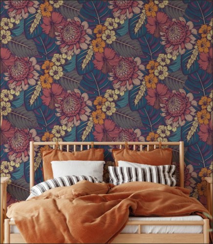 Cudowna tapeta "Kwiaty na łące" na ścianie w salonie. Cała aranżacja wykonana jest w popularnym stylu boho.