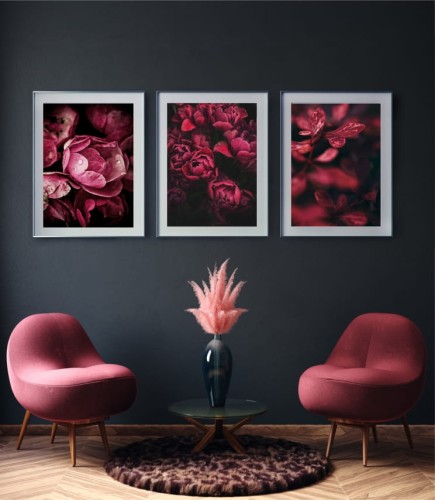 Zestaw przepięknych ciemnoczerwonych plakatów przedstawiających kwiaty i liście w intensywnych barwach na ciemnym tle.