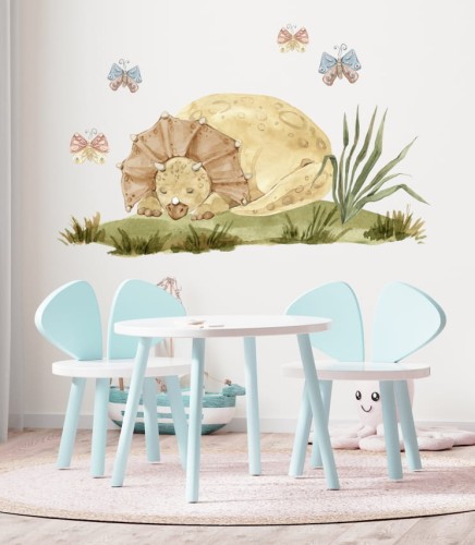 Naklejka na ścianę ze śpiącym, brązowo-żółtym dinozaurem triceratopsem