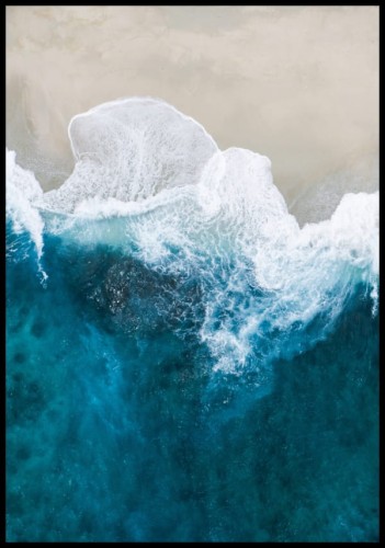 Plakat przedstawiający z góry wzburzone fale oceanu na brzegu plaży