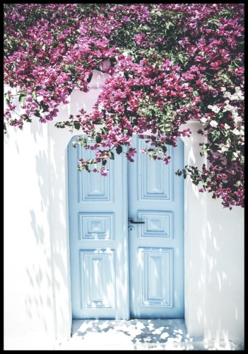Zdjęcie niebieskich drzwi w charakterystycznym białym budynku na Santorini - jednej z greckich wysp