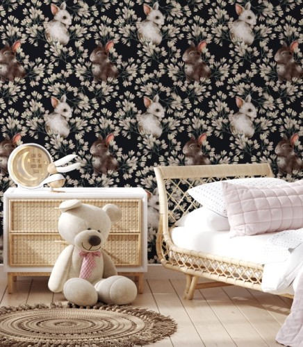 Pokój dziecięcy z ciemną tapetą w króliki i kwiaty