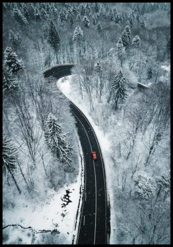 Zimowy plakat z czerwonym autem jadącym drogą pośród ośnieżonego lasu