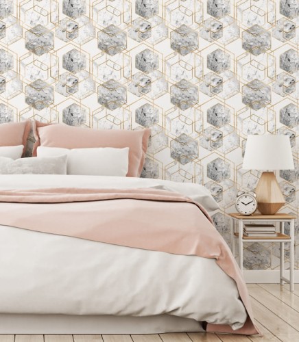 Biało-szara tapeta z ciekawym powtarzającym się deseniem sześciokątów przypominających marmur oraz miedzianych ramek