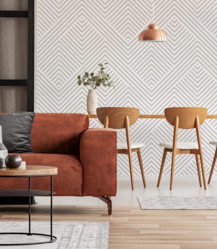 Salon z tapetą w szare paski