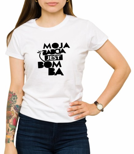 Biały damski T-shirt  z napisem o ukochanej babci "moja babcia jest bomba"