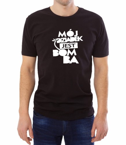 Czarna męska koszulka z napisem "mój dziadek jest bomba"