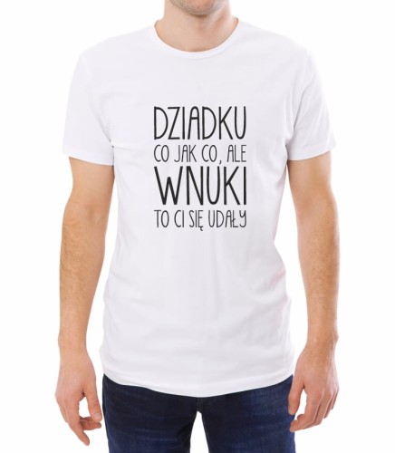 Biała męska koszulka z napisem "dziadku, co jak co, ale wnuki to ci się udały"
