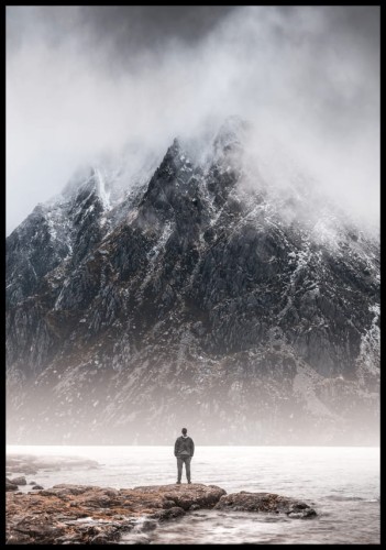 Zdjęcie na ścianę utrzymane w zimowym klimacie ukazuje górę spowitą gęstą mgłą