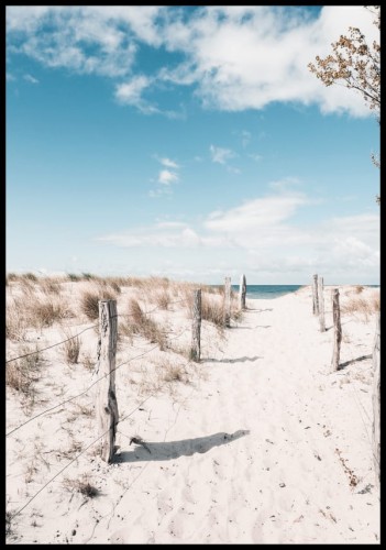 Plakat z piaszczystą drogą na plażę na tle błękitnego nieba