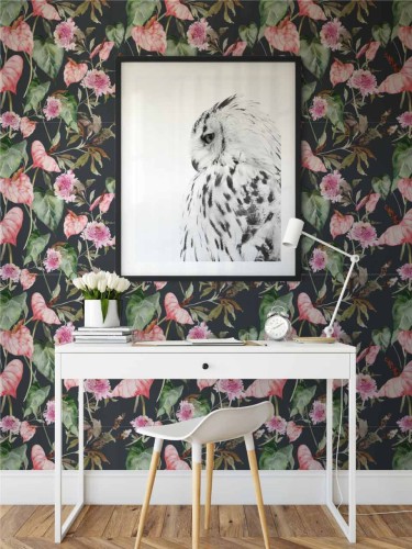 Tapeta anturium wśród liści i piwonii na ciemnym tle - wizualizacja