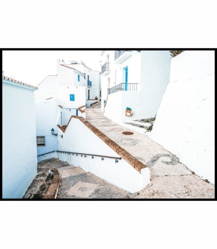 Fotografia hiszpańskiej białej wioski, wykonana w słoneczny dzień